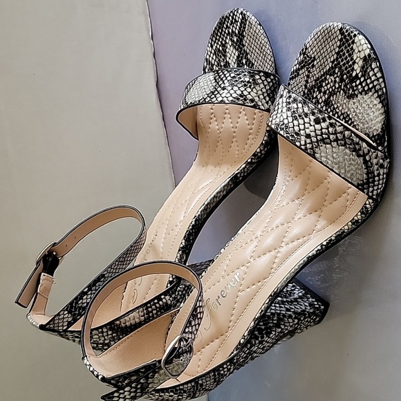 forever Shoes - Forever high heels women's shoes size 8 sneak print used excellent Condition
